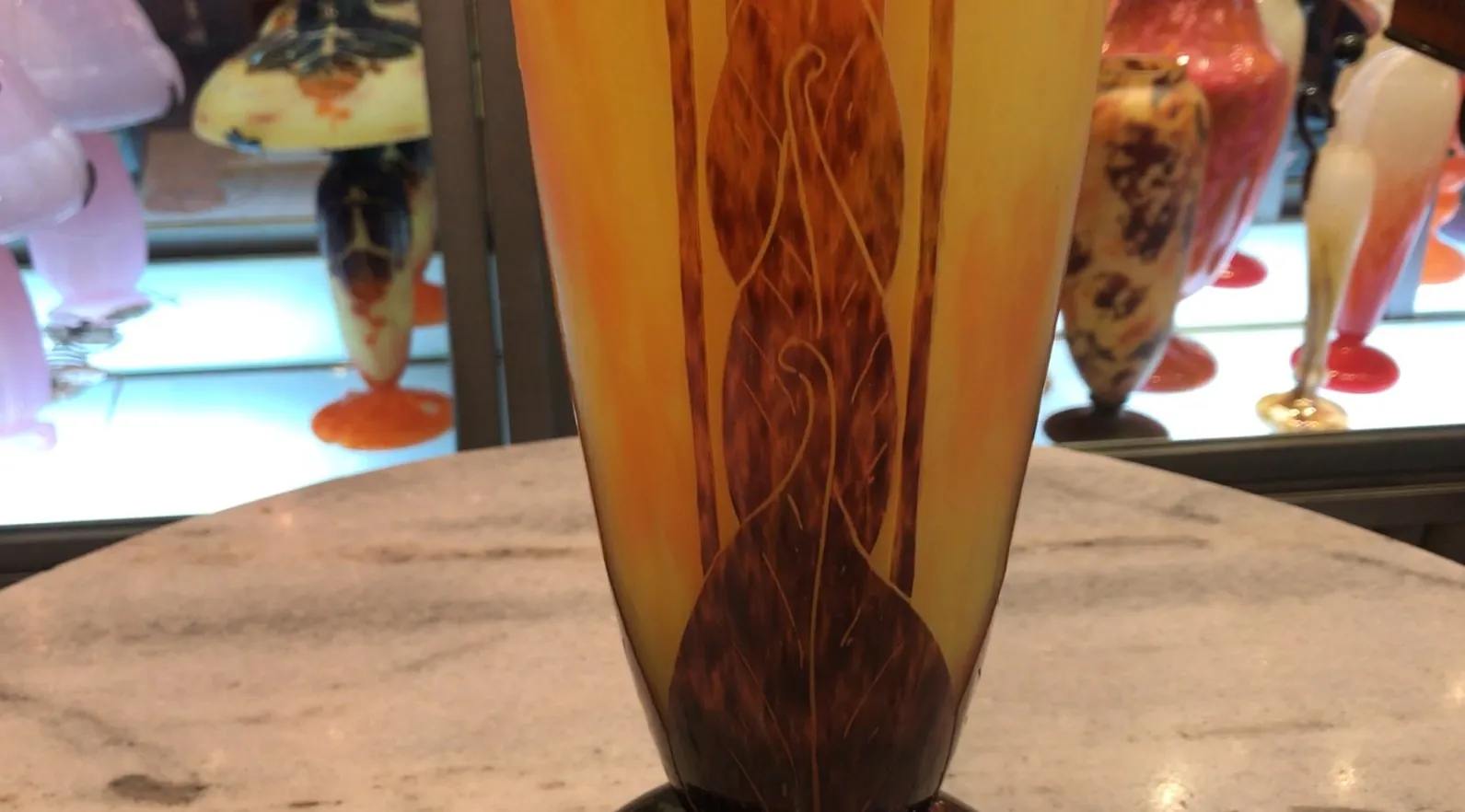 Ancien vase décoratif signé Le Verre dans des tons de jaune et marron.
