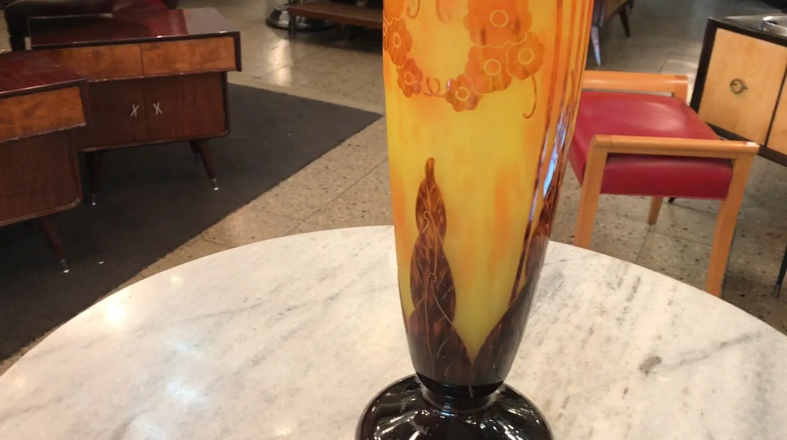 Античное подписанное стекло Le Verre с цветочными узорами и теплыми цветами.