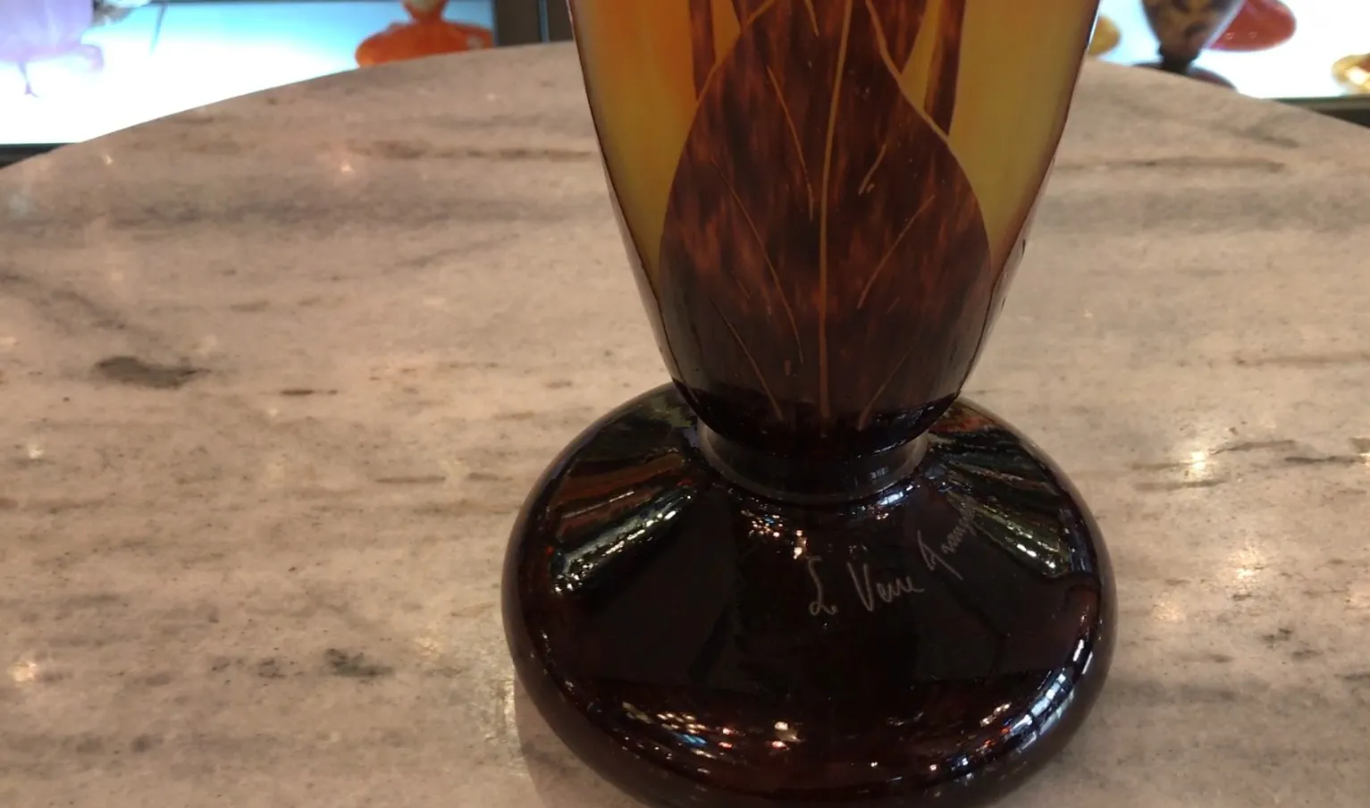 Vidrio antiguo firmado Le Verre con diseño distintivo.