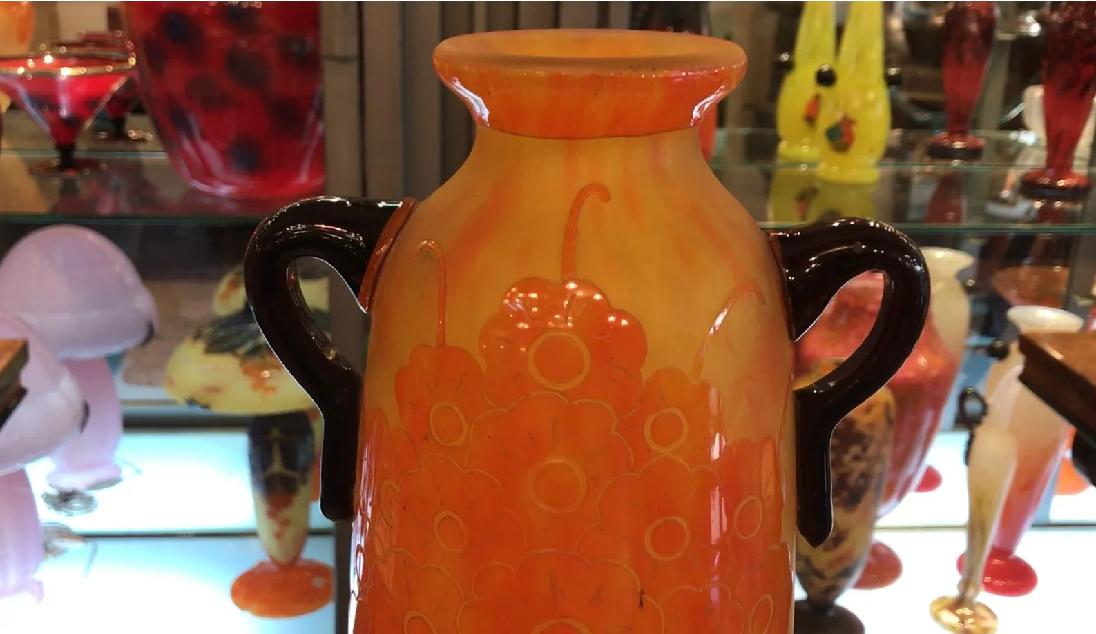 antiguo vidrio decorativo firmado le verre en un escaparate colorido