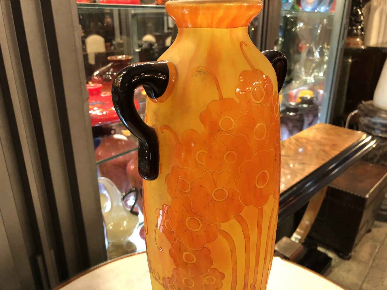 Vaso antigo de vidro assinado Le Verre com flores laranjas.