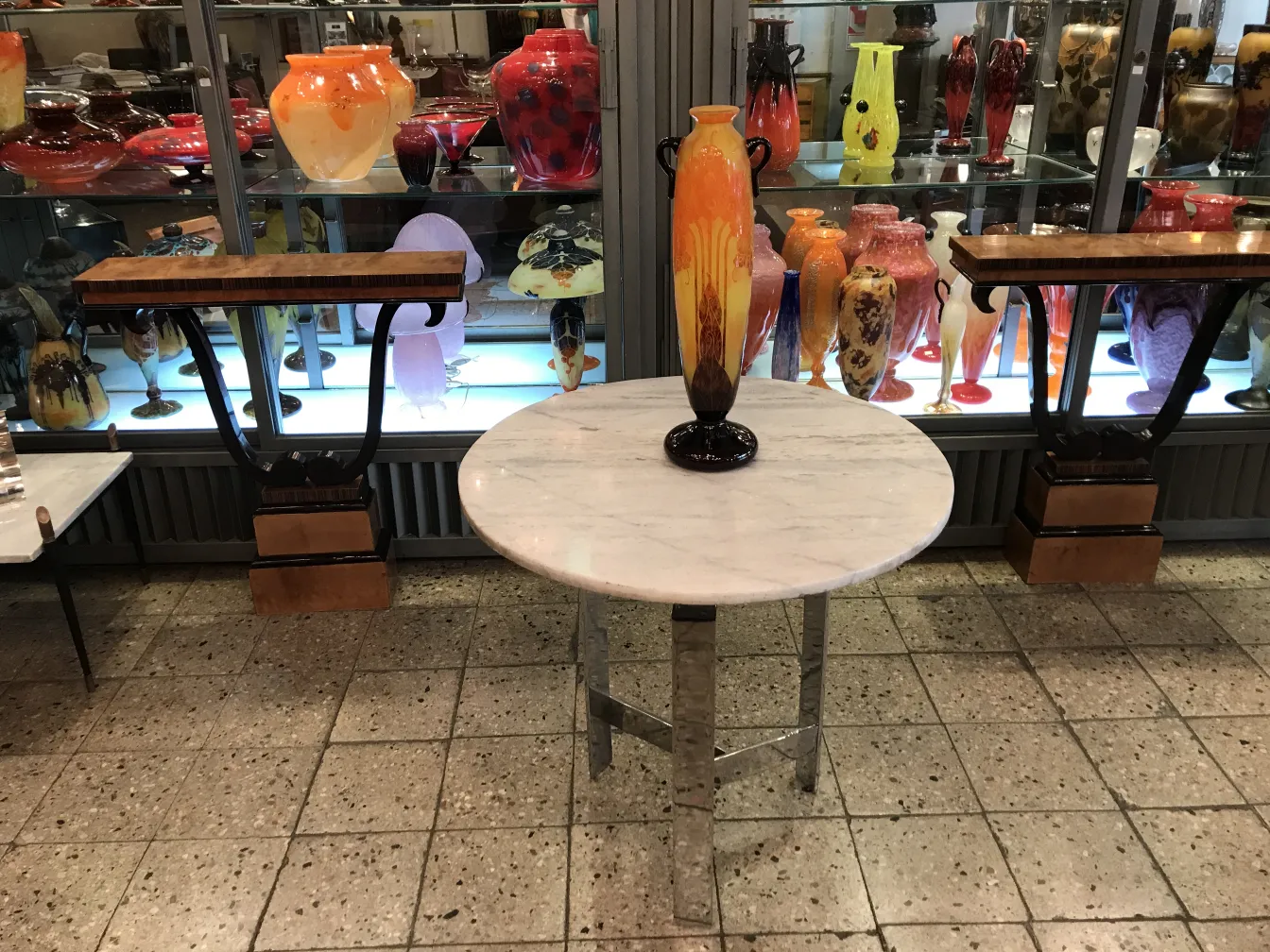 Antikes signiertes Glas Le Verre in einer Vintage-Umgebung mit Dekorationsgegenständen