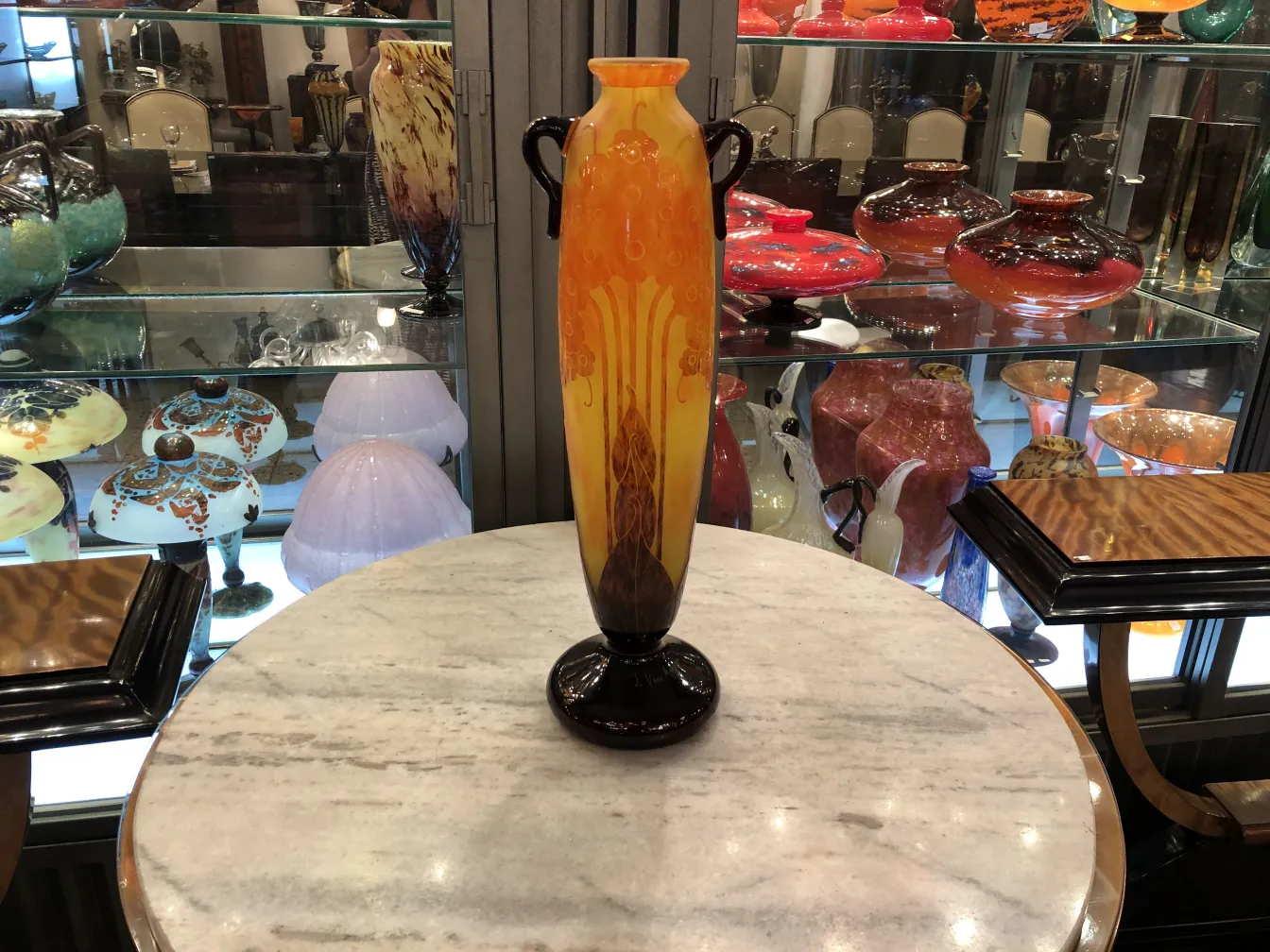 Antike Vase mit Unterschrift Le Verre in warmen Tönen