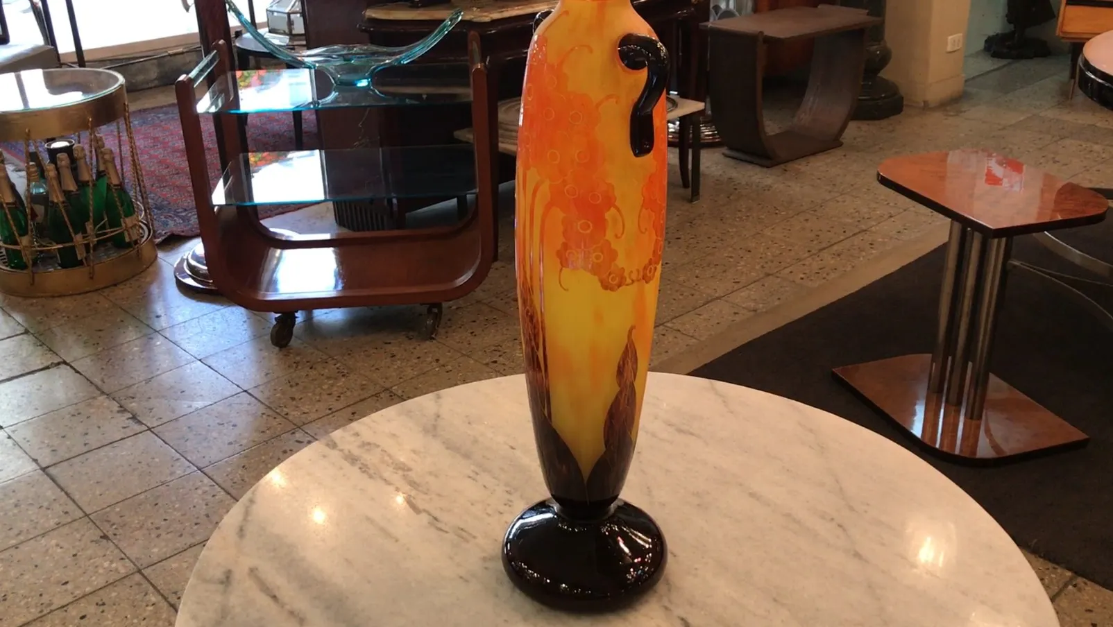 古いサイン入りグラスLe Verre、明るいオレンジの背景。