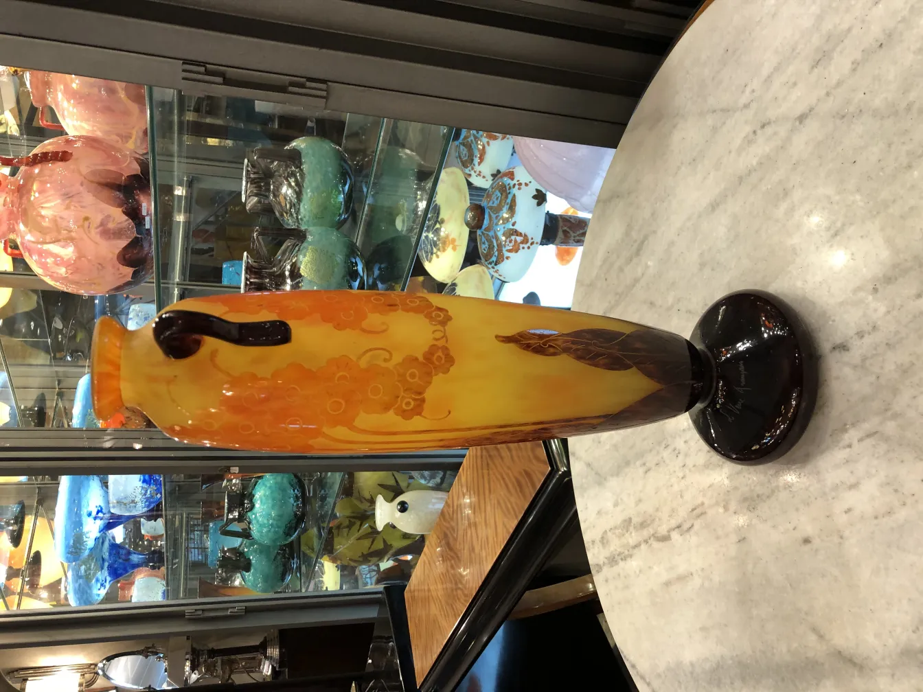 Lindo vaso antigo de vidro assinado Le Verre com tons quentes e detalhes na superfície