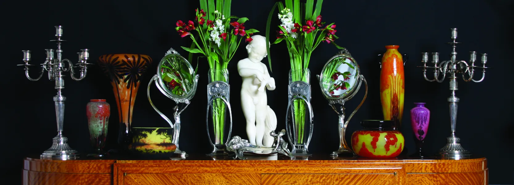 Vidro assinado Le Verre antigo com flores e candelabros