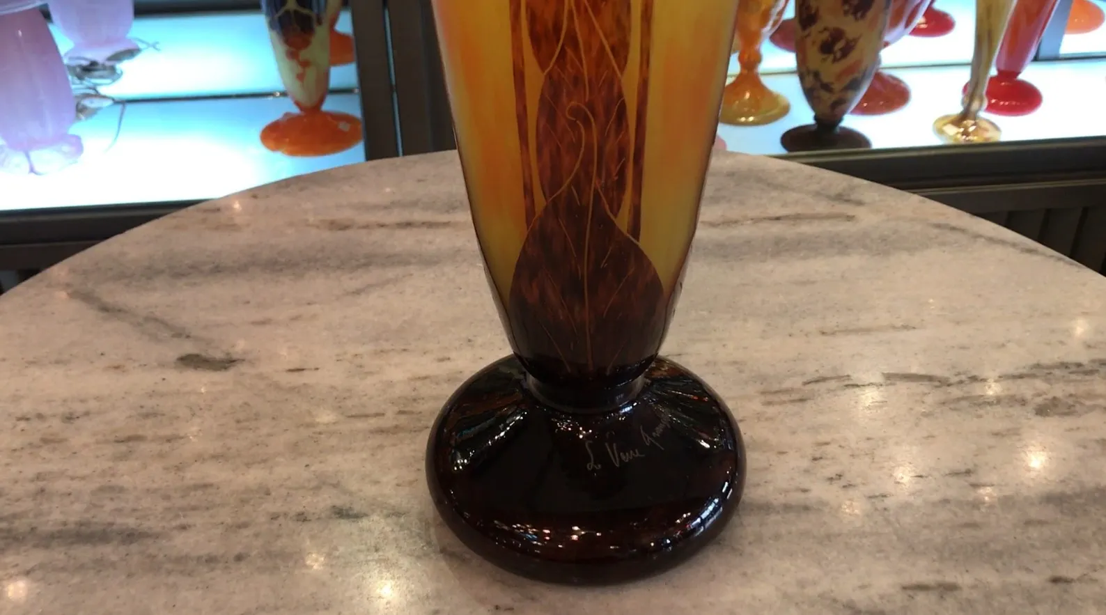 古董签名玻璃Le Verre，带圆形底座和装饰