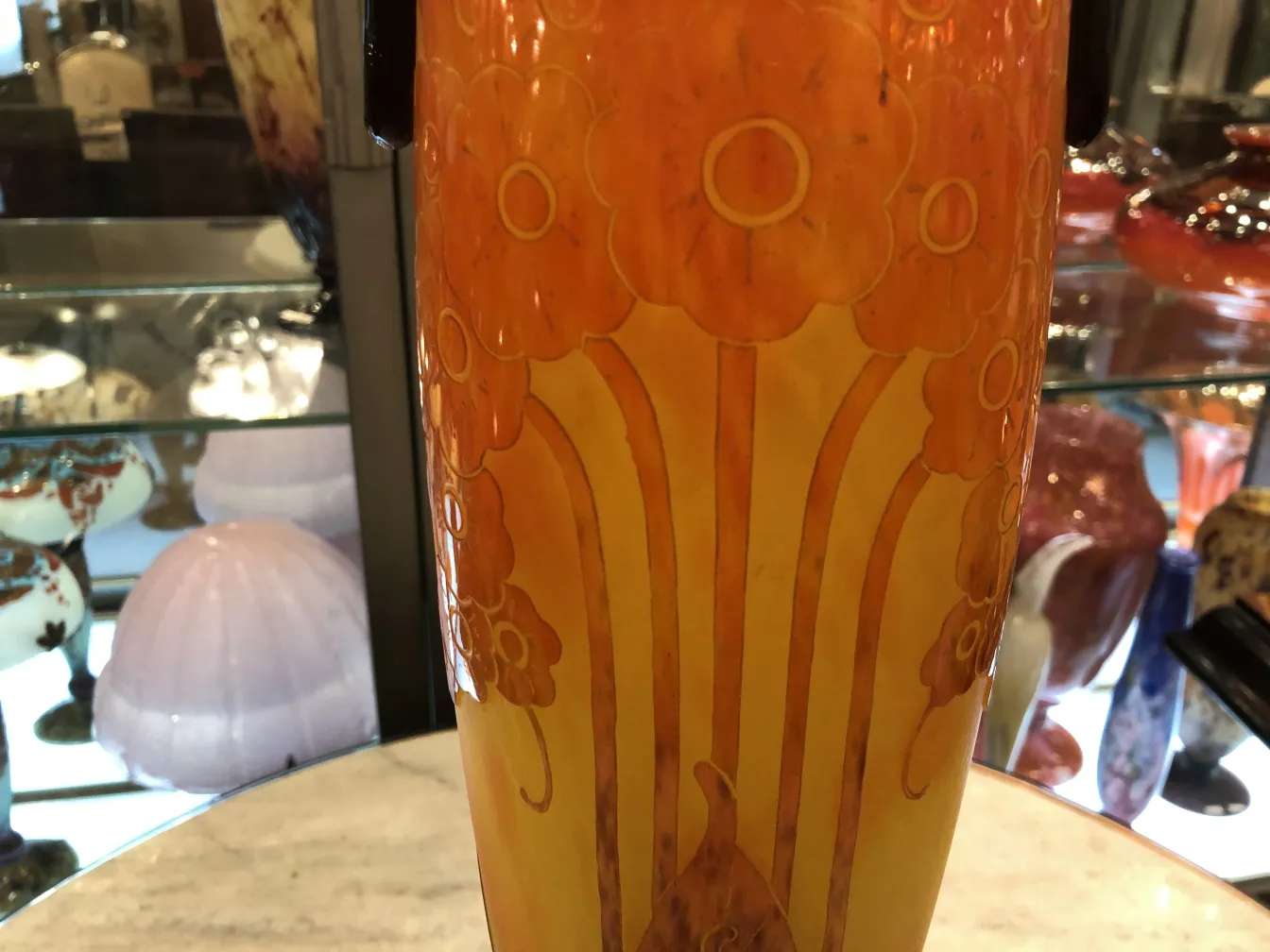signiertes Glas mit orange und gelben Blumen im antiken Stil