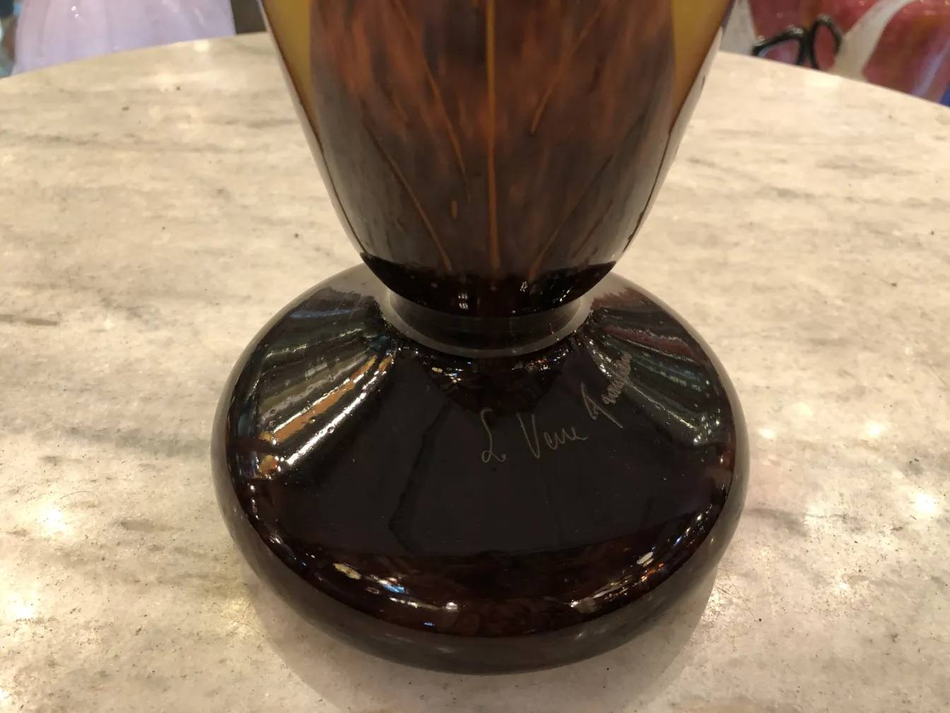 Античное подписанное стекло Le Verre в элегантной обстановке с отражениями