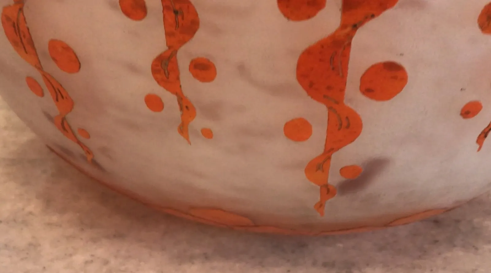 Antikes signiertes Glas Le Verre mit orangem Design.