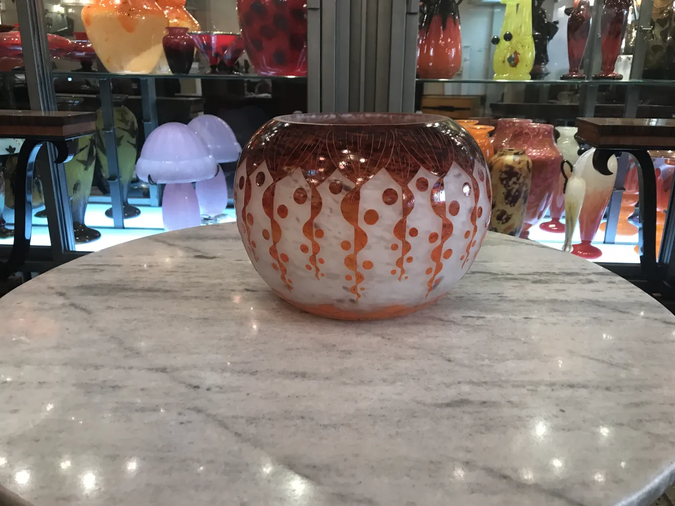 Verre signé Le Verre dans un cadre ancien coloré.