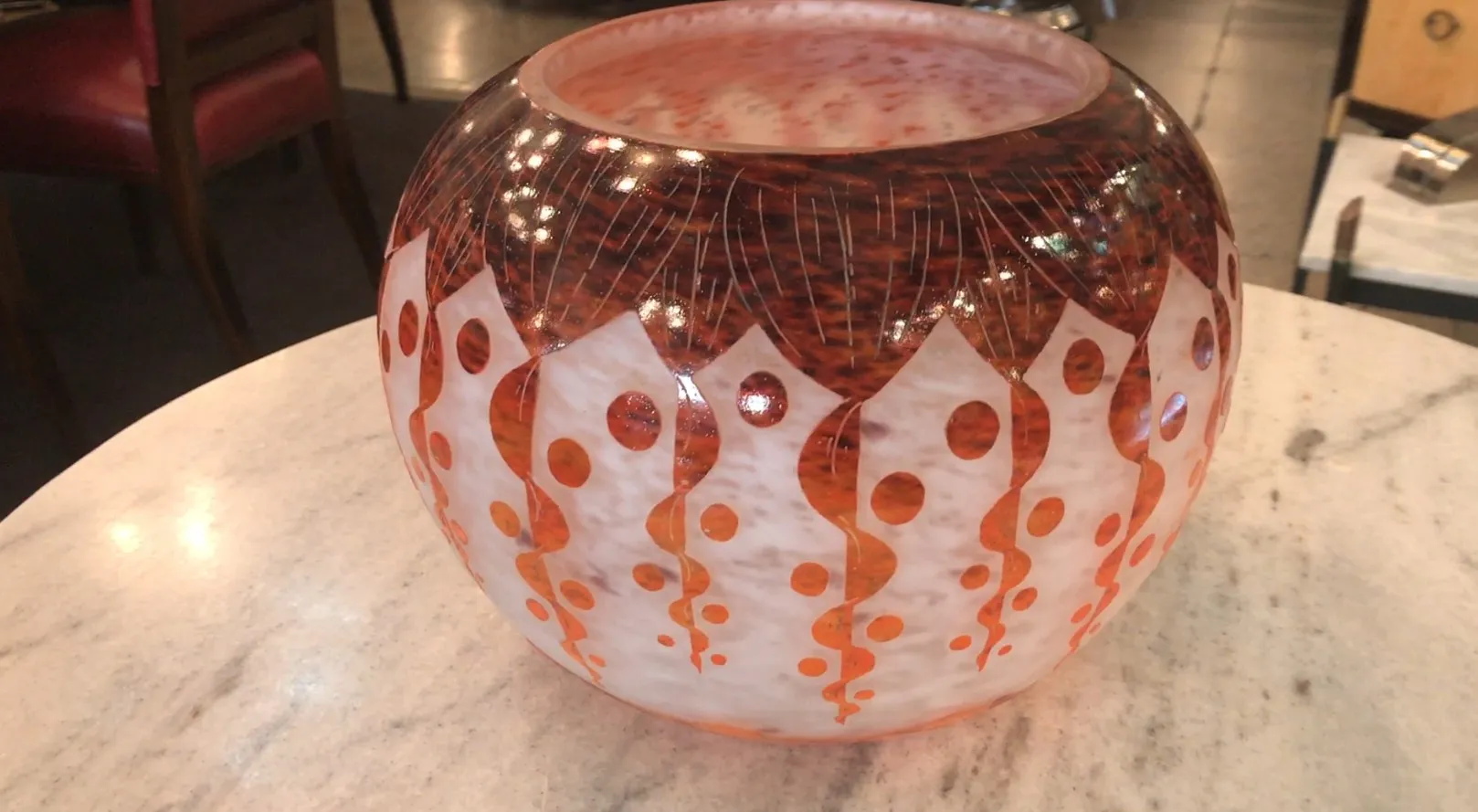 زجاج موقّع (Le Verre) بتصاميم زخرفية بألوان دافئة