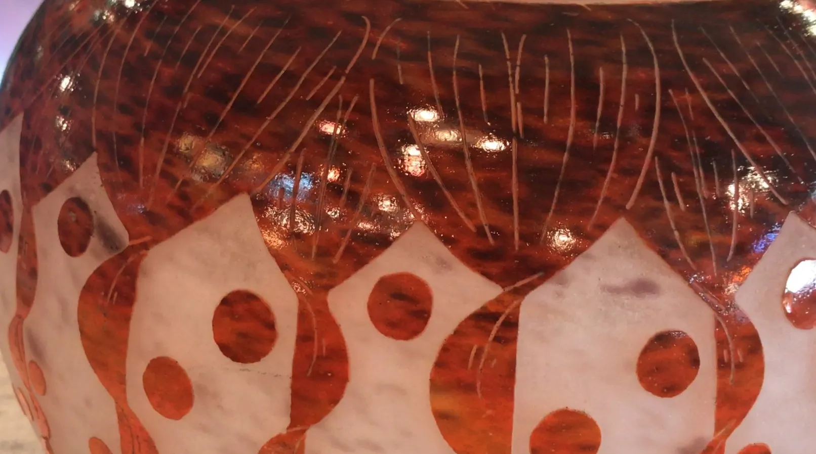 Verre ancien avec motif distinctif et taches rouges