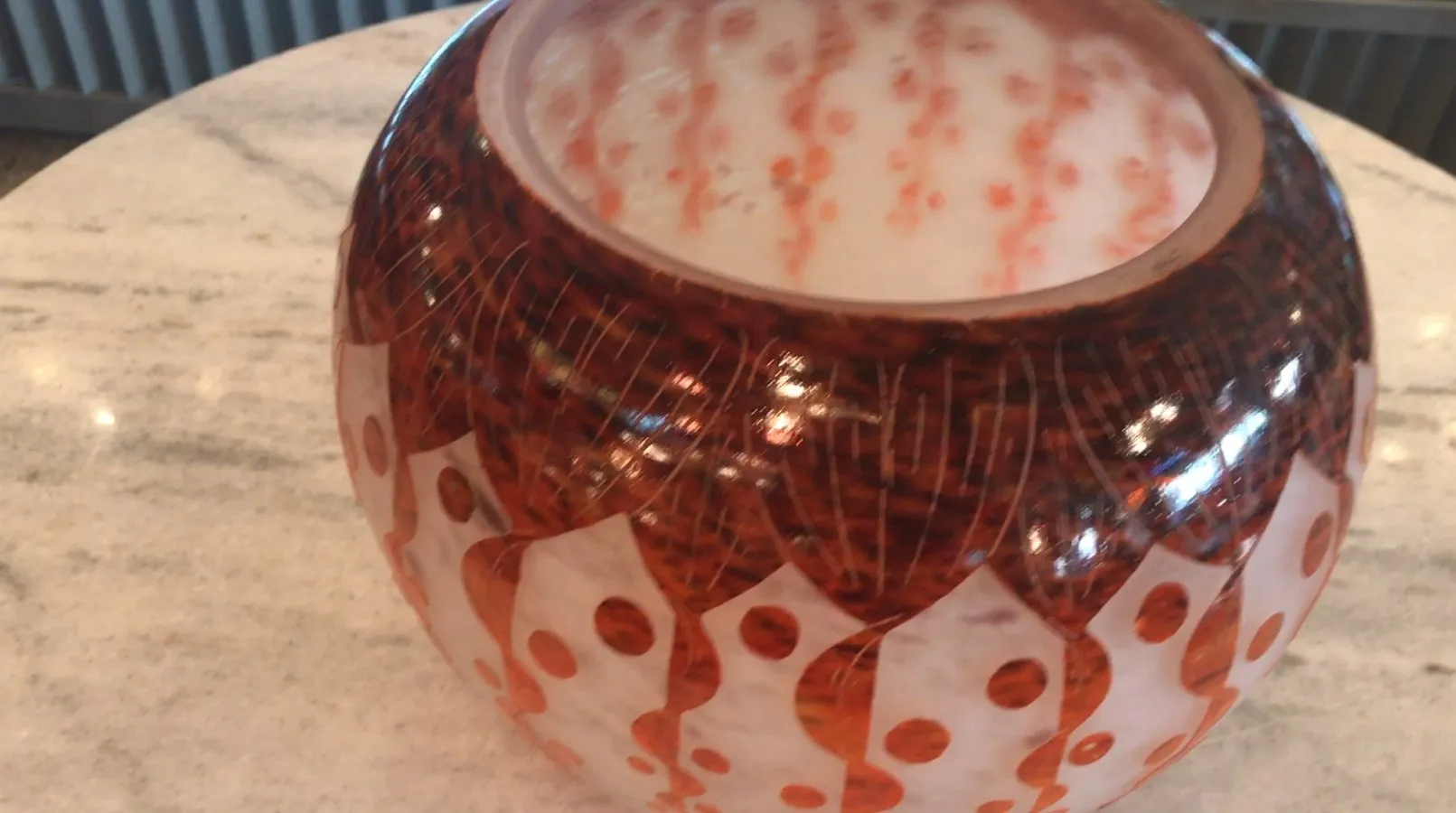 antigua pieza de vidrio con diseño único y elegante