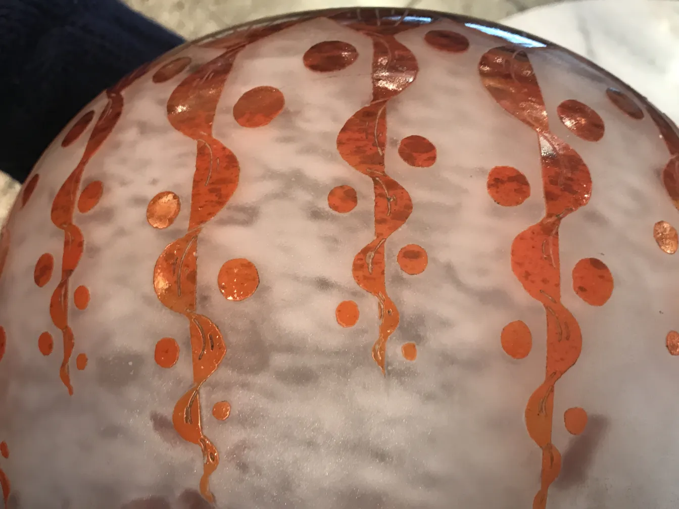 signiertes glas (le verre) mit roter dekoration