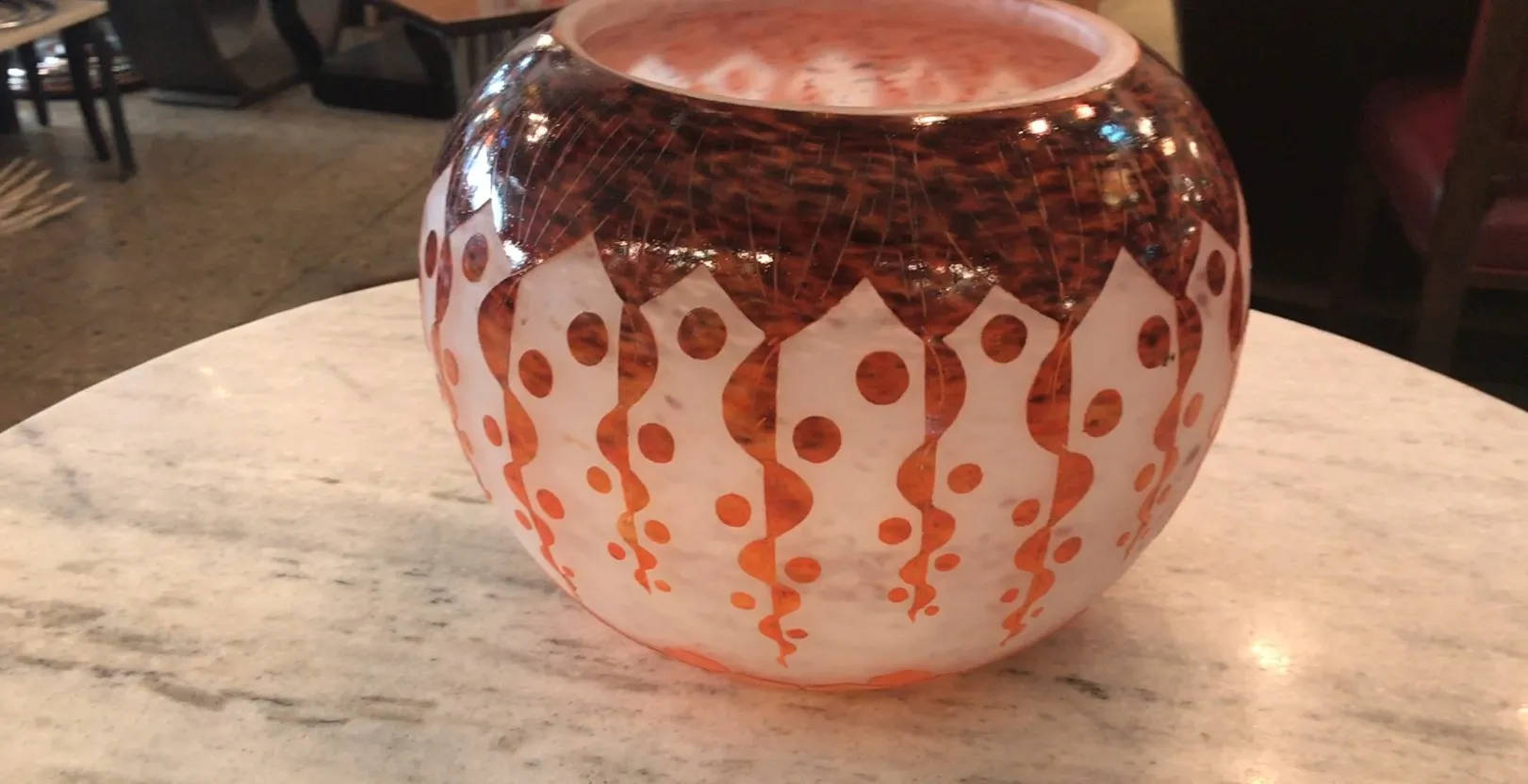 Vidro decorativo assinado Le Verre, com design único