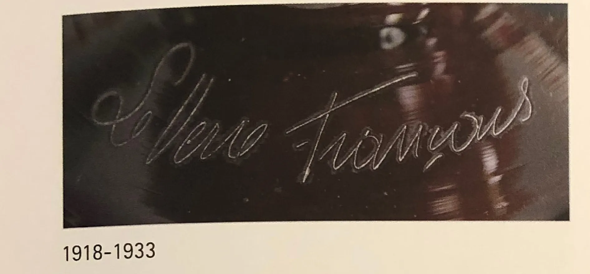 古董签名玻璃Le Verre，带有可见的刻字。