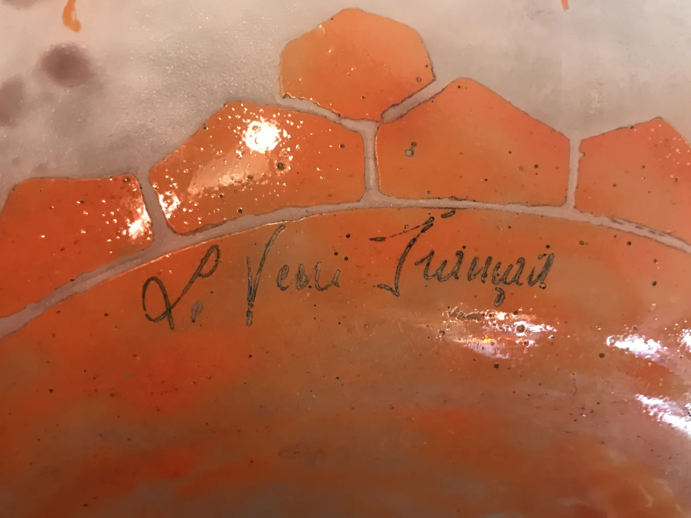 签名玻璃Le Verre，带有橙色色调和精美装饰。