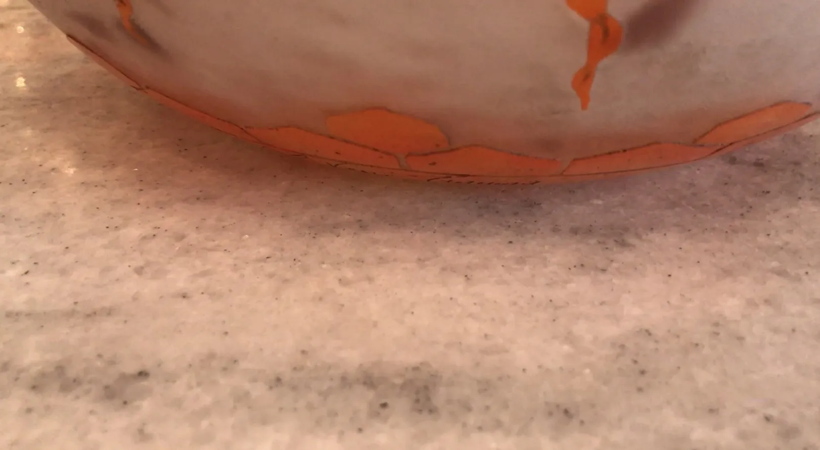 Verre signé Le Verre avec des détails décoratifs orange sur une surface claire