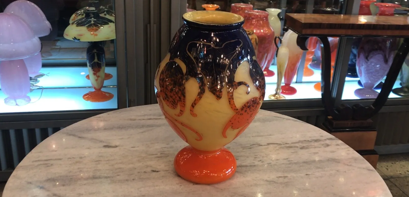 优雅环境中的精美古董签名玻璃Le Verre，色彩细节丰富。