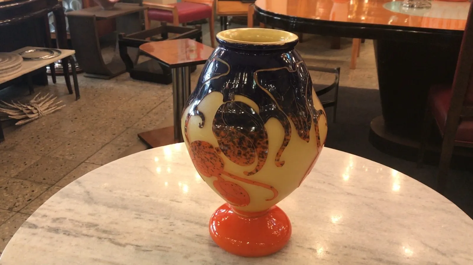 고대 서명된 유리잔Le Verre 다채로운 장식, 현대적인 환경에 전시.