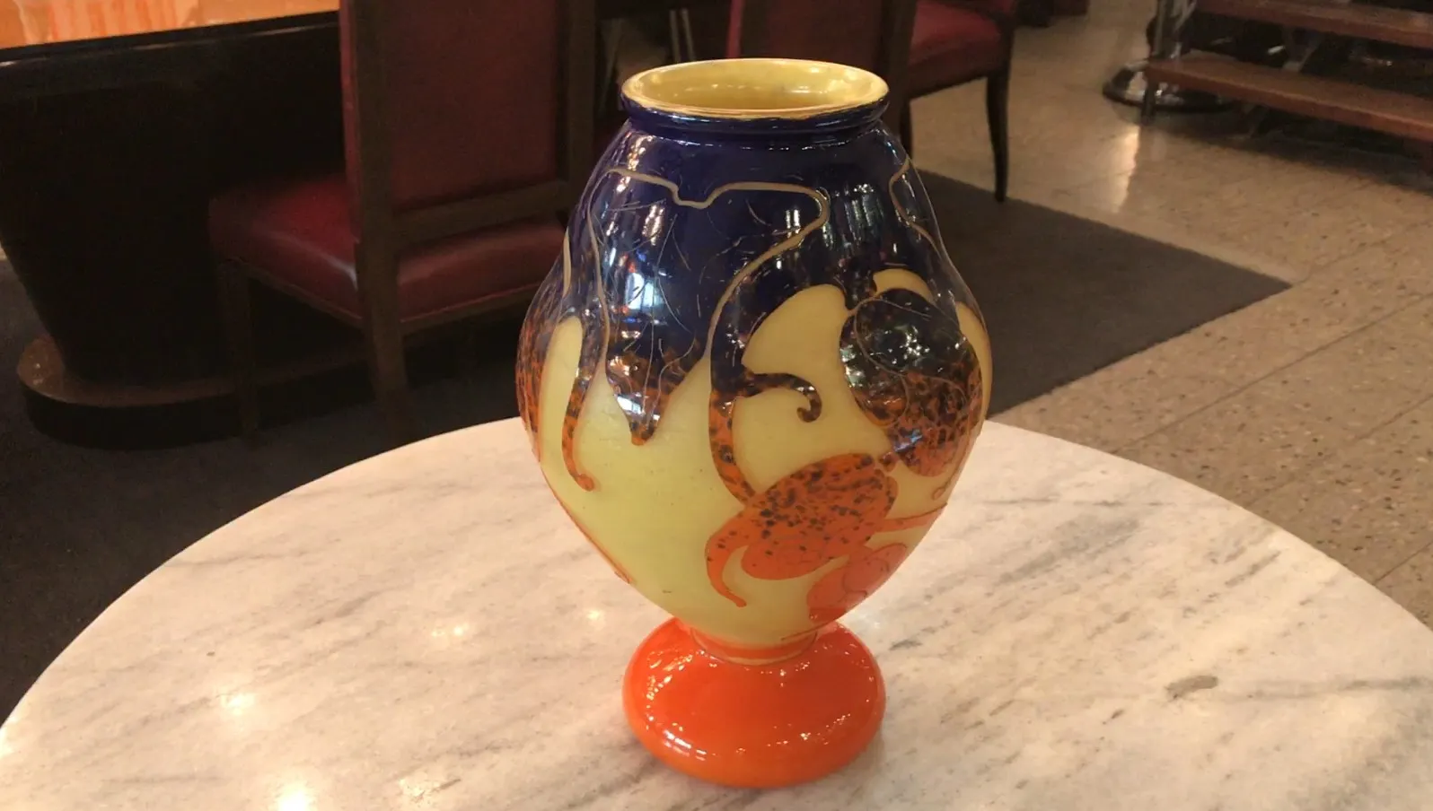 Antiquität signiertes Glas Le Verre mit buntem Design