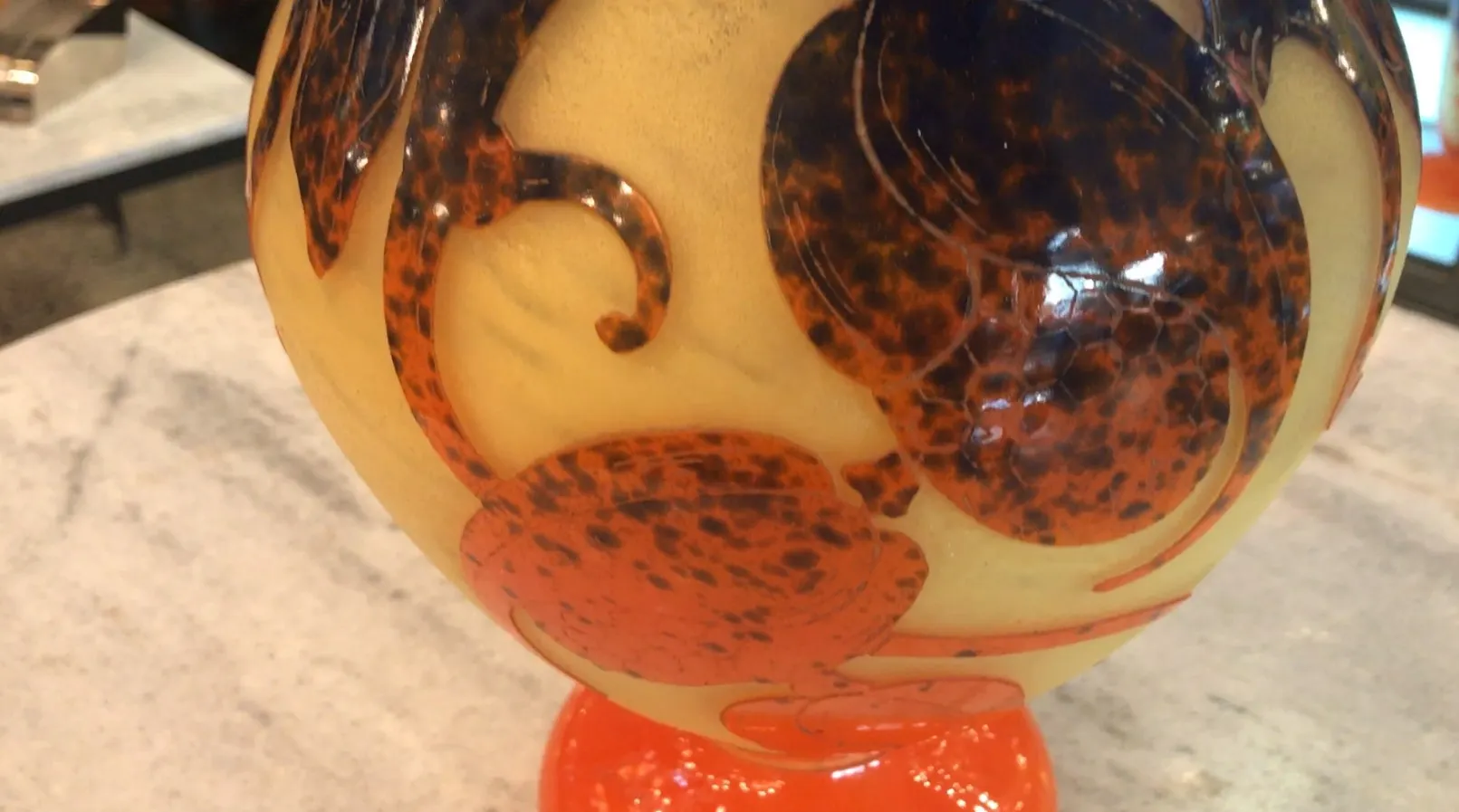 Vetro firmato Le Verre con decorazione colorata e dettagli distintivi su sfondo neutro