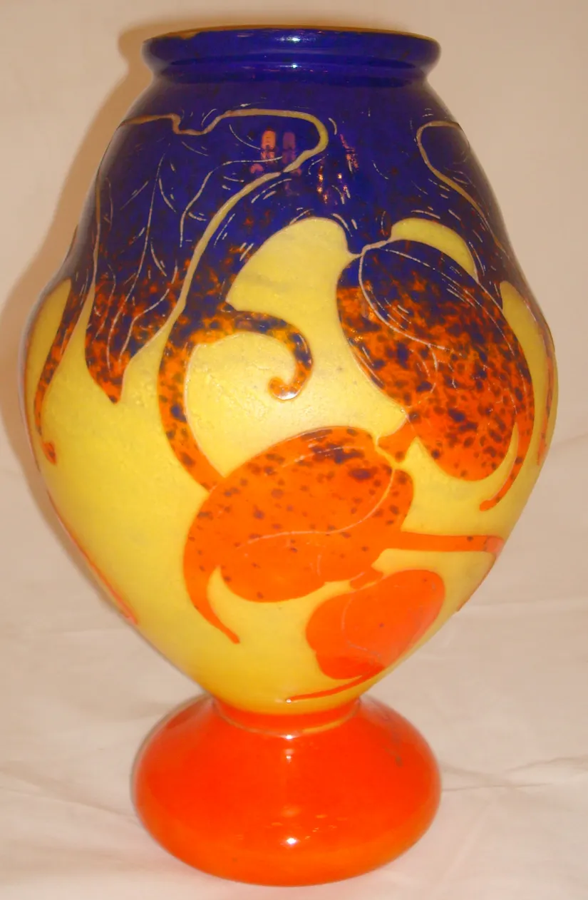 Jarrón antiguo de vidrio firmado Le Verre con diseño colorido.