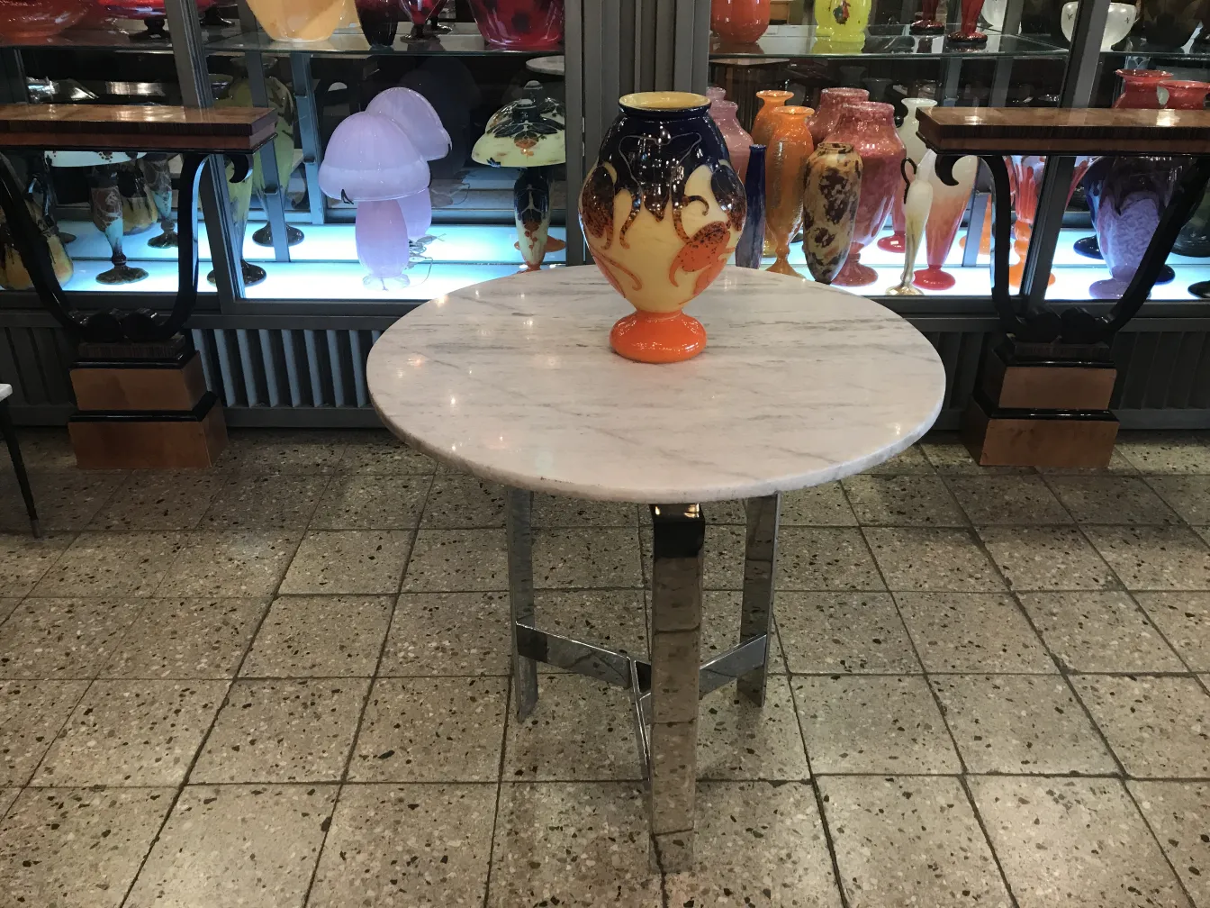 antiquità vetro firmato le verre su tavolo con sfondo decorativo