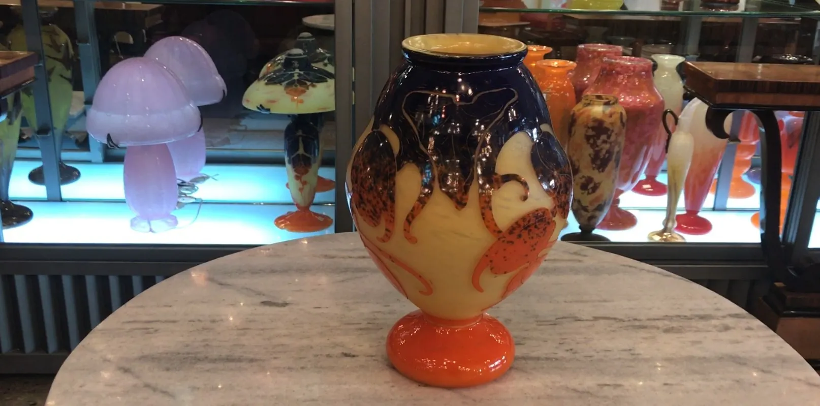 Antike Vase mit lebhaften Farben und komplizierten Mustern.