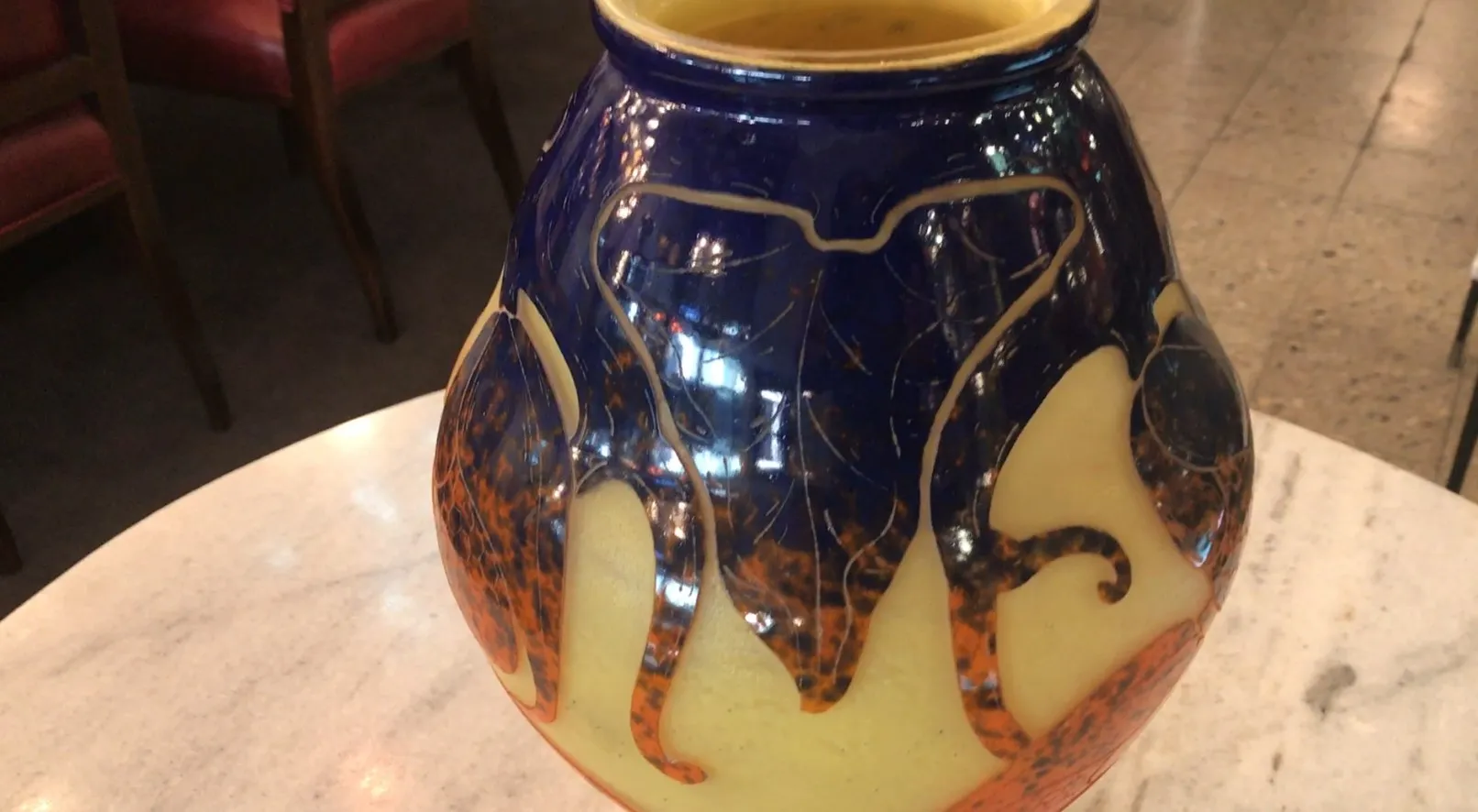 Antike Vase mit lebendigen Farbmustern.