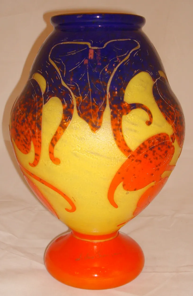 Ancien verre signé Le Verre, coloré avec dessin floral.