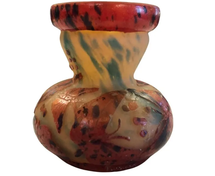 vidro antigo com assinatura, colorido, em um contexto decorativo