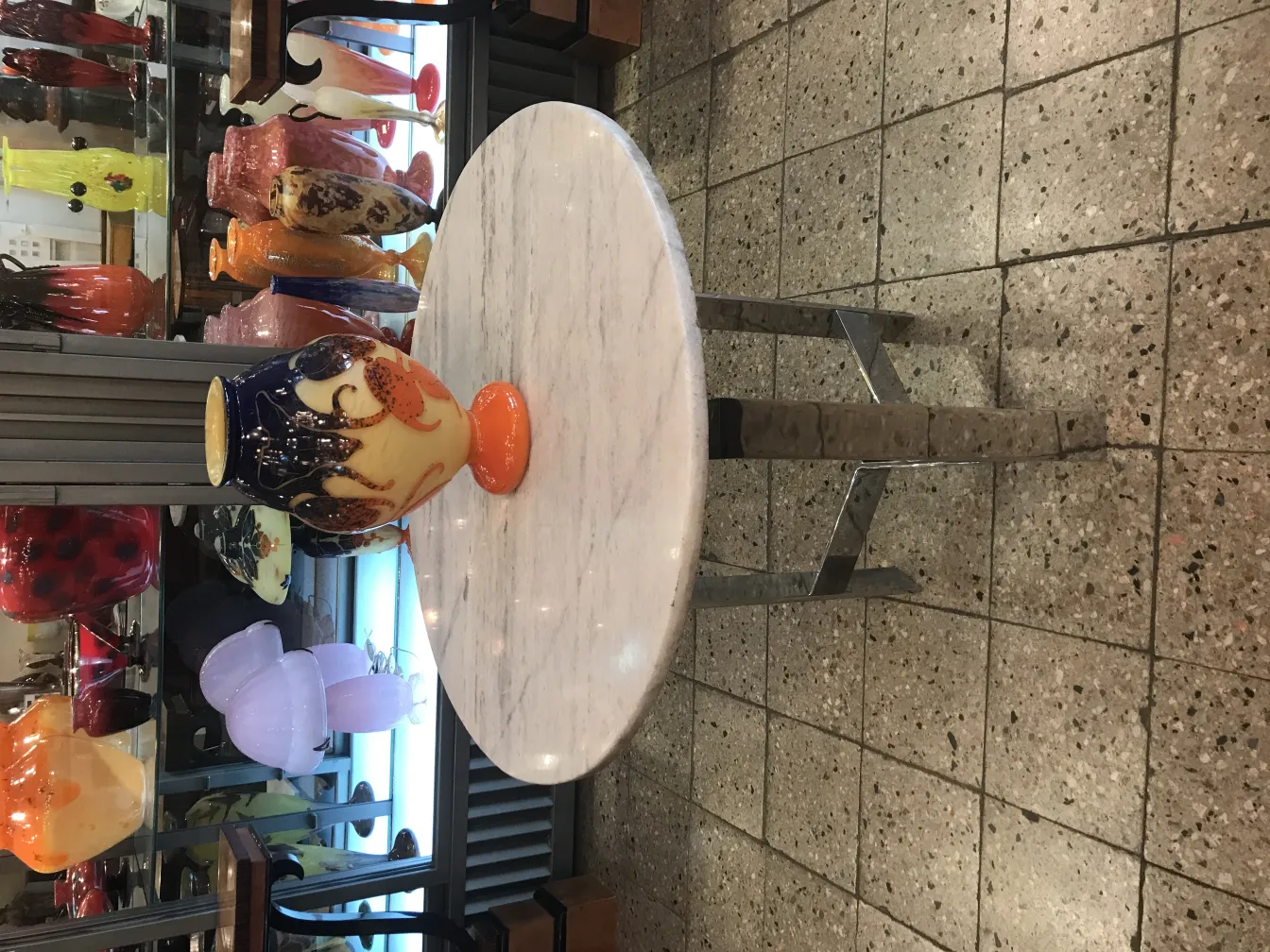 vaso in vetro firmato Le Verre con colori vivaci su sfondo decorativo