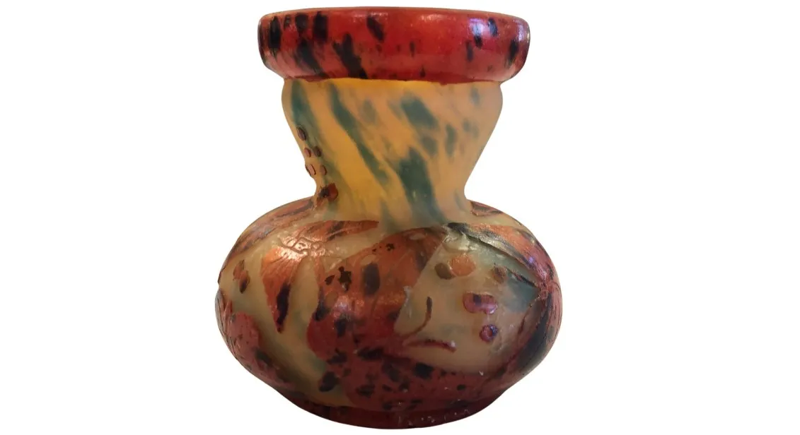 vase in vetro firmato con colori vivaci