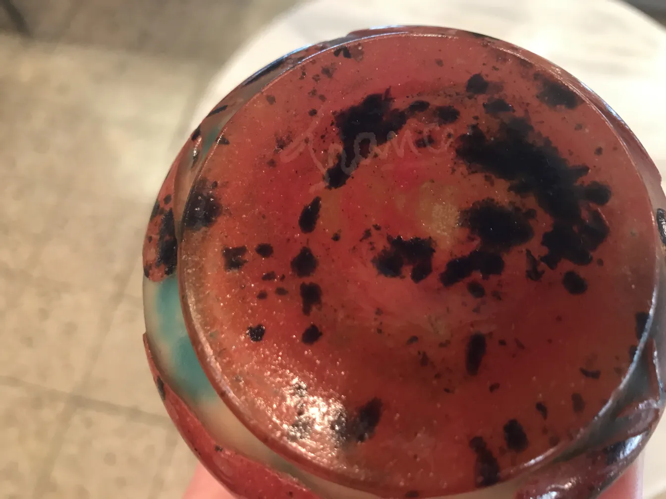 base di vetro firmato le verre con macchie e colori