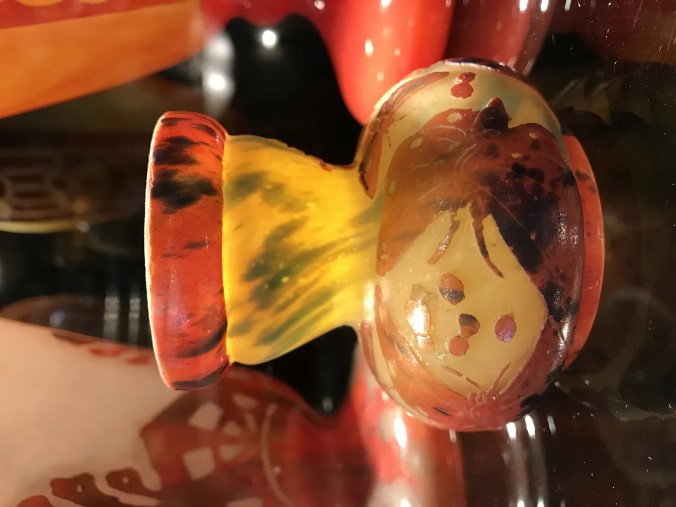 ग्लास पर हस्ताक्षरित Le Verre विभिन्न रंगों में।