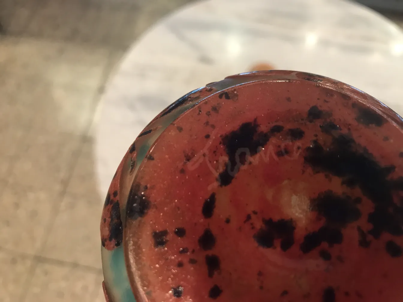 老式签名玻璃，带有黑色斑点和丰富设计，环境典雅