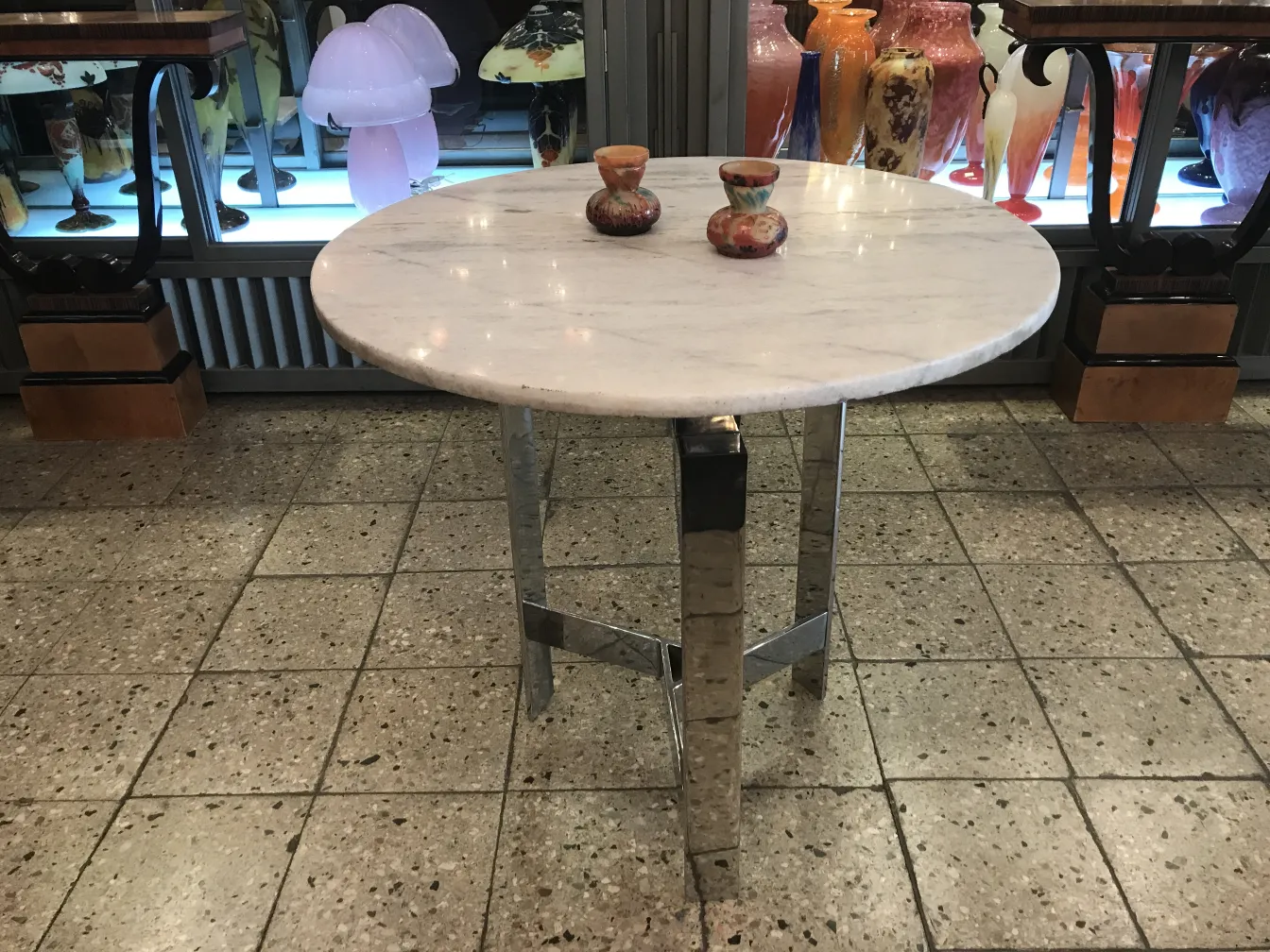 طاولة مستديرة مع زجاج موقّع Le Verre وزخارف