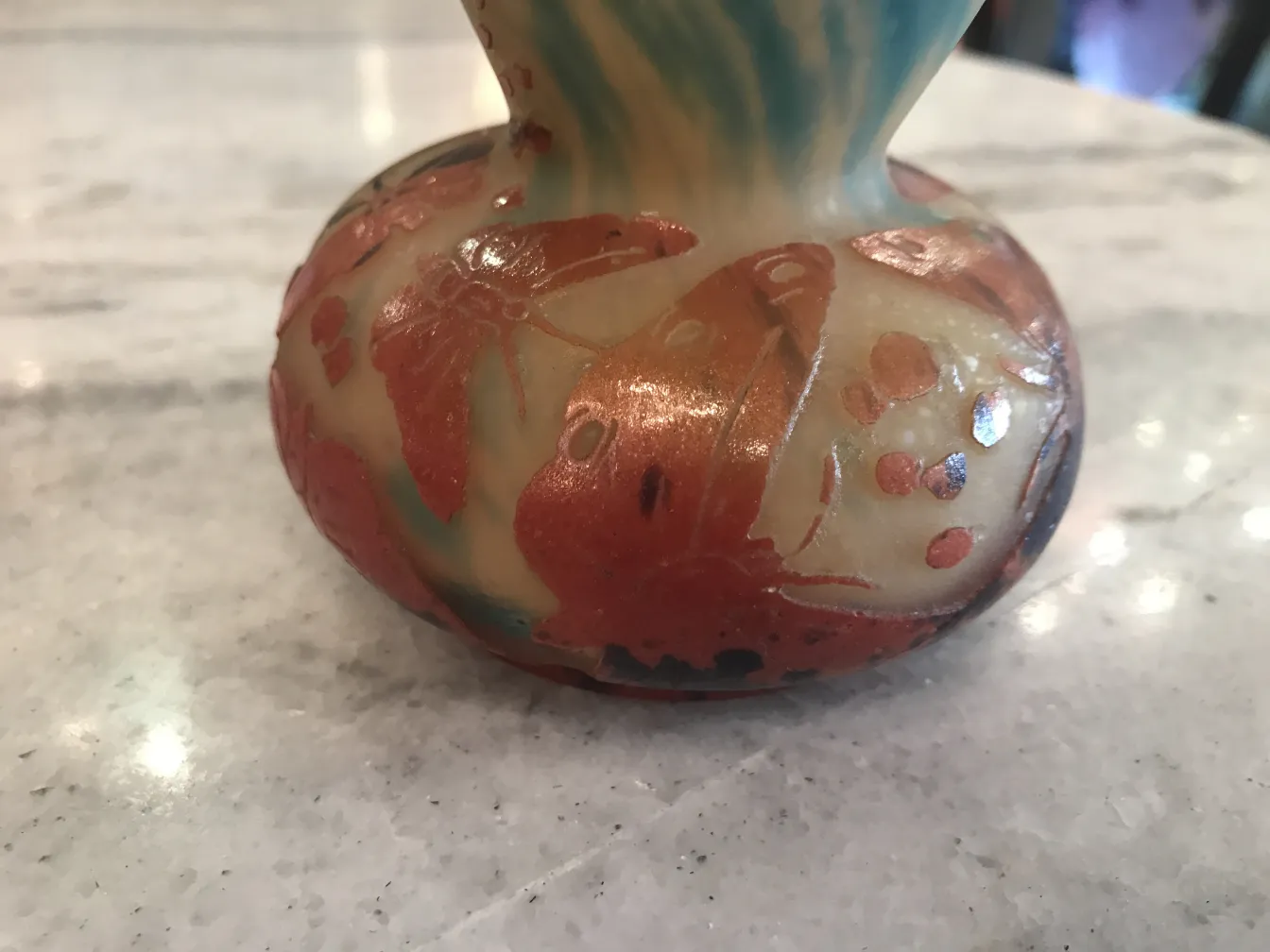 Botella antigua de vidrio firmado Le Verre con diseño colorido