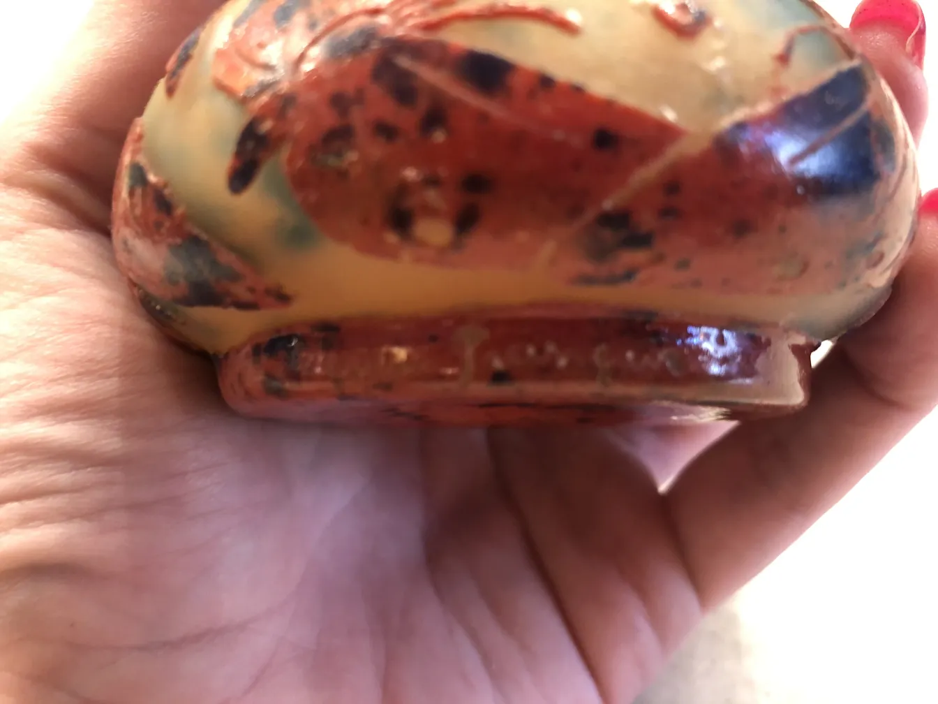 Vidrio antiguo con patrones y colores diversos, firmado.