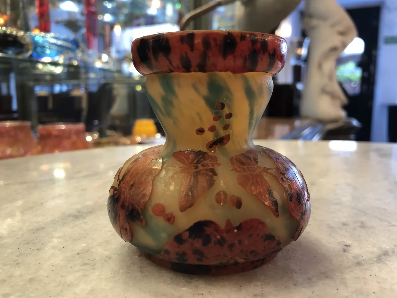 Antica vetro firmato Le Verre con decorazione floreale.