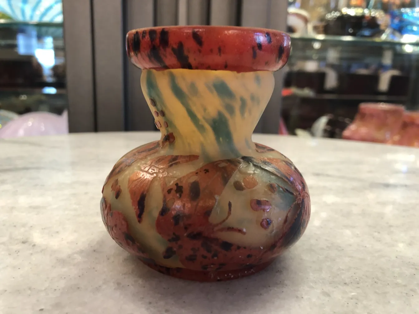 Antigua botella de vidrio decorativa firmada Le Verre con colores vibrantes