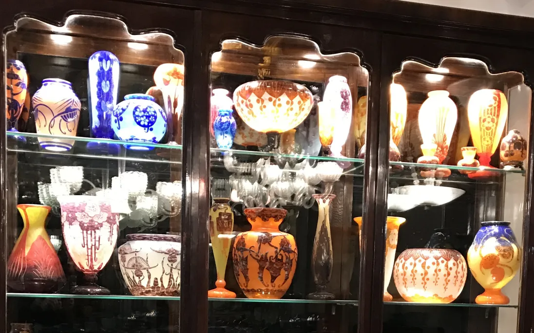 vetro firmato Le Verre su scaffale con altri oggetti antichi colorati