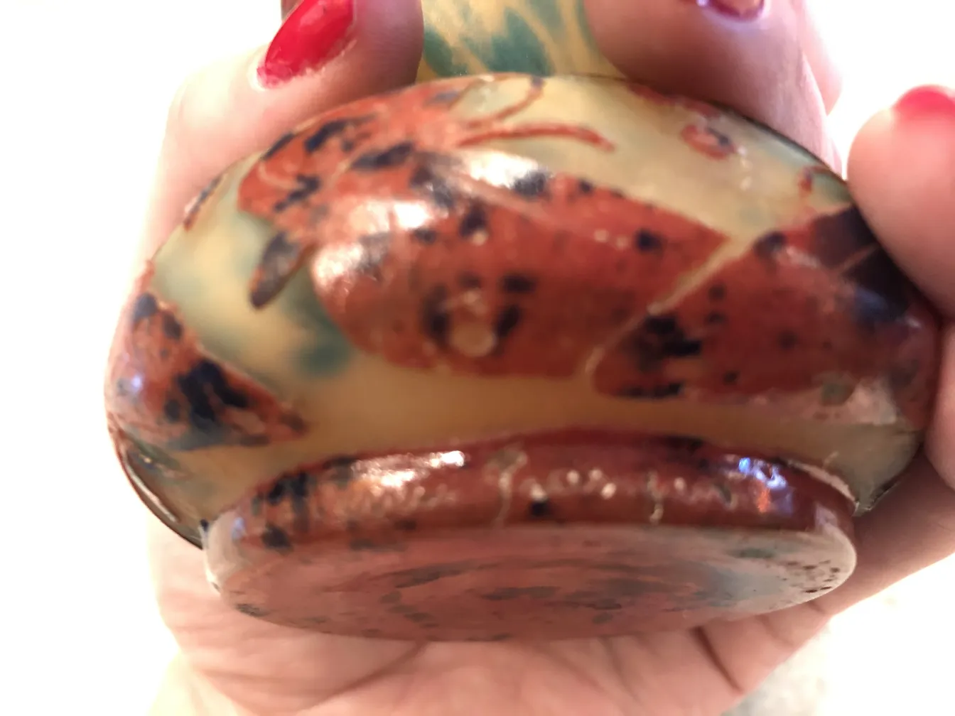 古老的签名玻璃底座，色彩丰富且细致