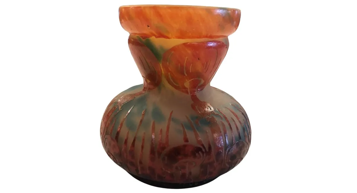 antikes glas mit künstlerischer unterschrift, lebendige farben