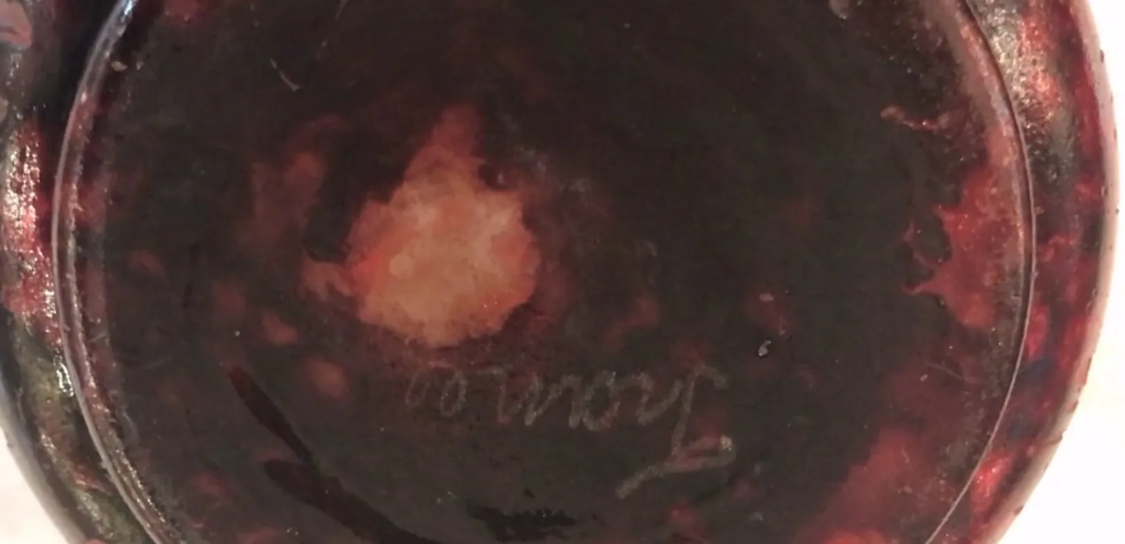 Vidrio antiguo con firma, le verre francés en fondo oscuro