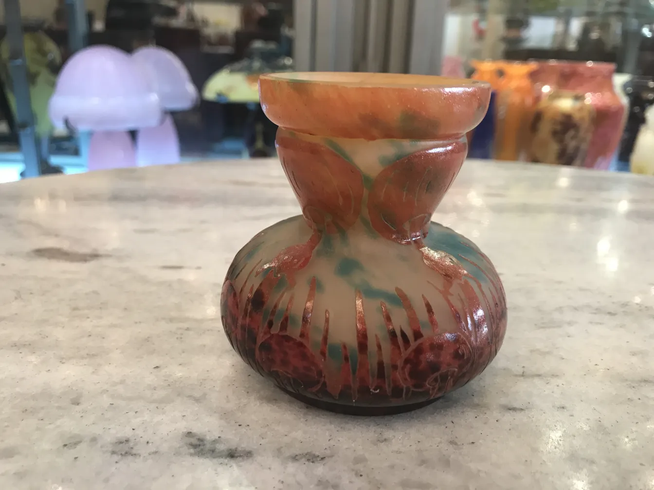 decorativa pieza de vidrio firmado Le Verre en colores vivos