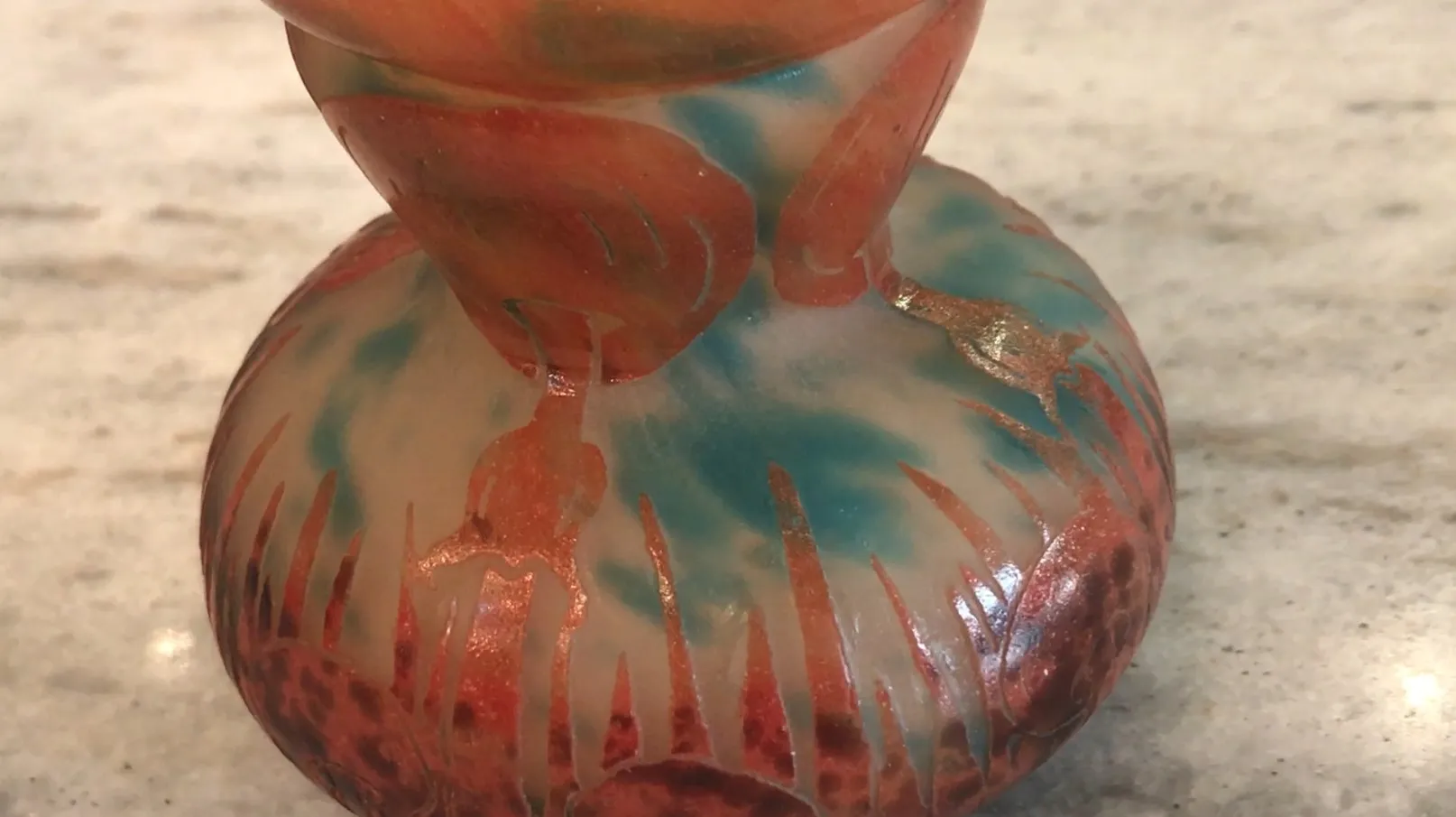 زجاج موقّع (Le Verre) بتصميم فني مع مزيج من الألوان النابضة