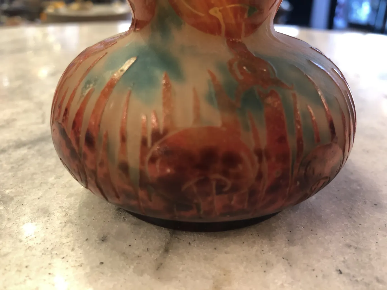 Vetro antico firmato Le Verre in tonalità calde in un ambiente elegante.